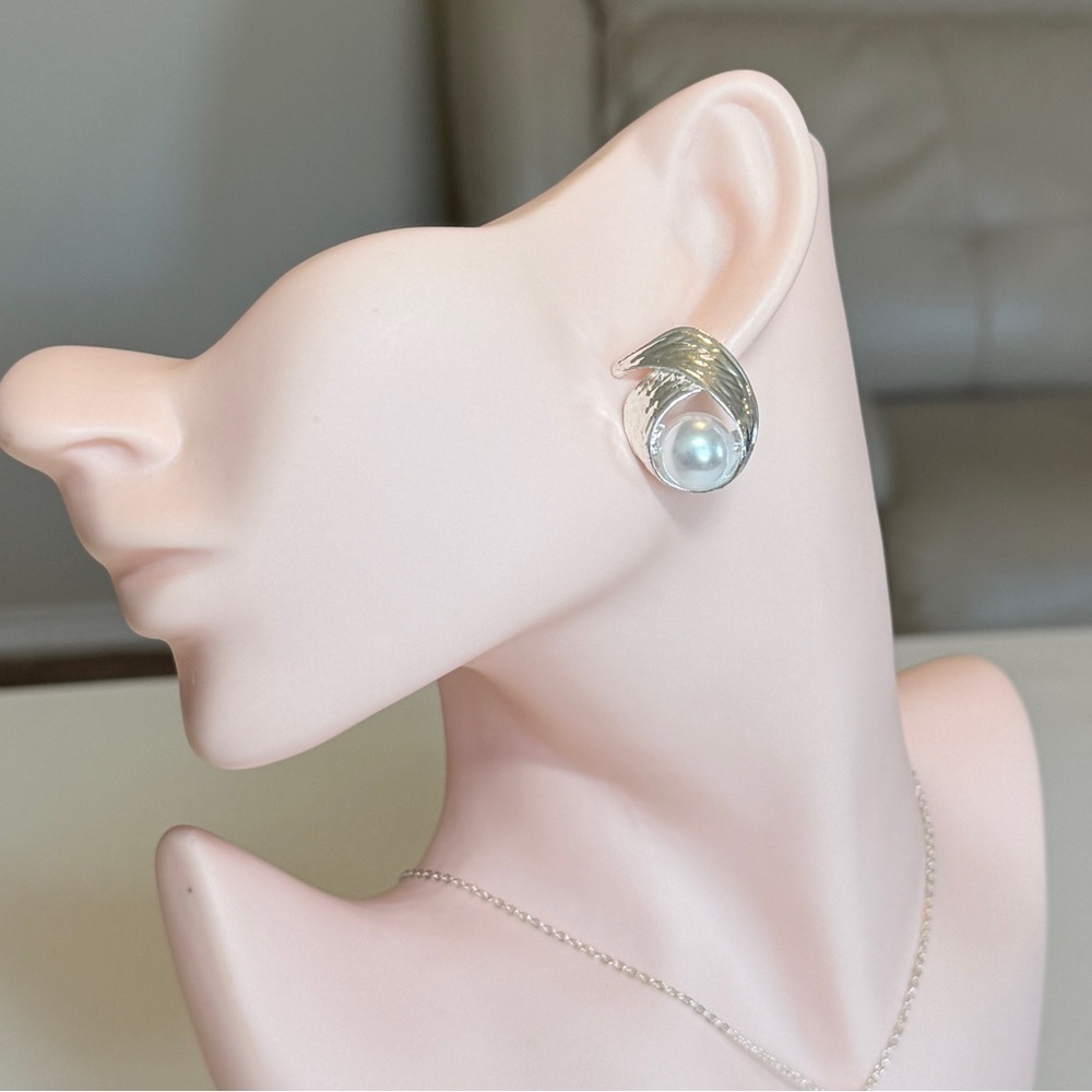 Minimalist design Silver and Pearl Earrings